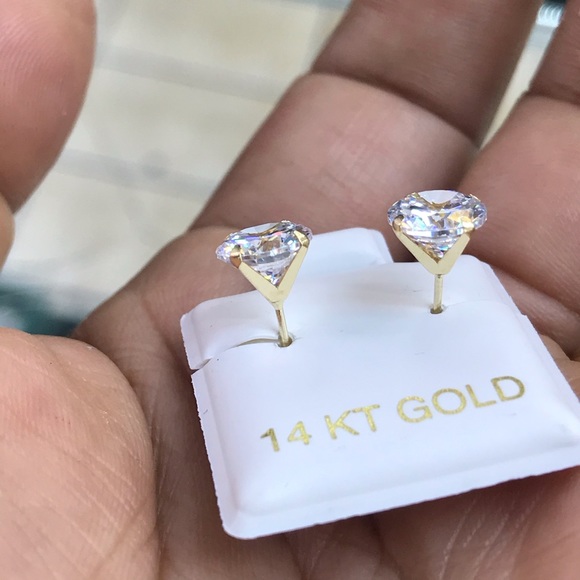 14k yellow gold 6mm White round cut cz w screwback - Picture 2 of 3